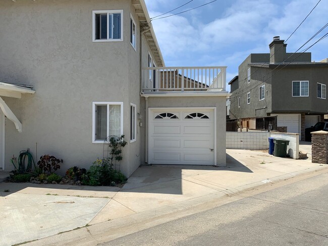 Building Photo - Kahmann Silverstrand Duplex