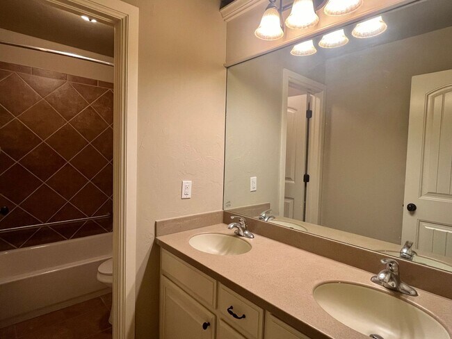 Building Photo - Lovely 4-Bed 2.5-Bath In Edmond