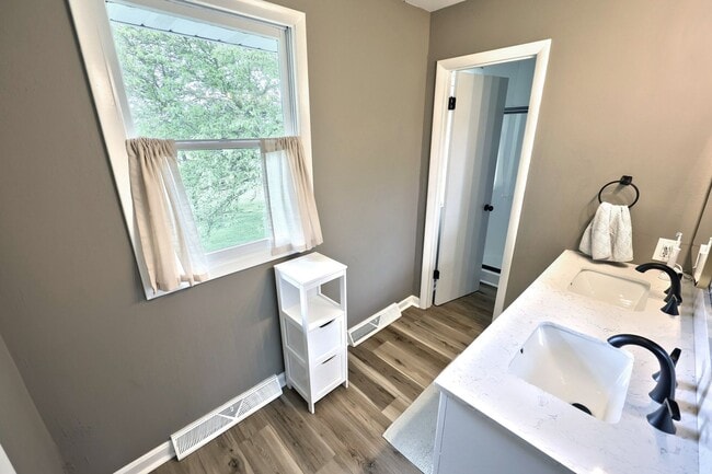 Building Photo - Beautiful Full Home in York