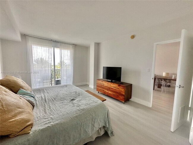 Building Photo - 10275 Collins Ave