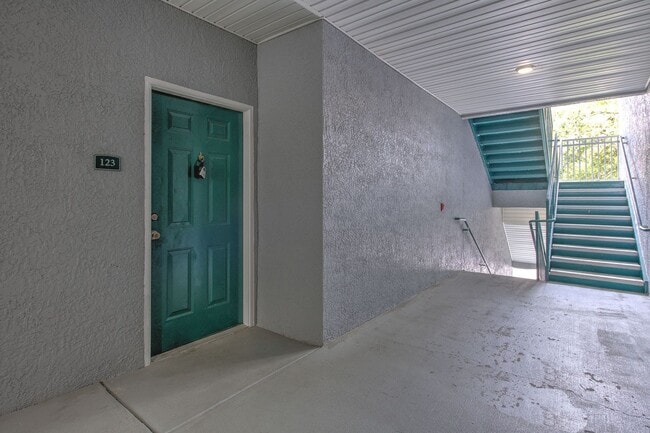 Building Photo - Very nicely upgraded  2bed/2bath 2nd floor...
