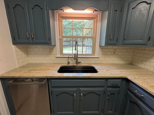 Building Photo - Fenced yard!