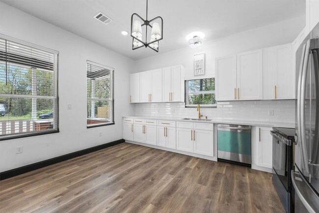 Building Photo - 210 Canary St