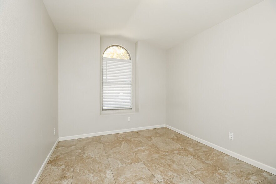Building Photo - 9909 E Onza Ave