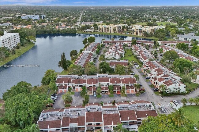 Building Photo - 6483 Racquet Club Dr