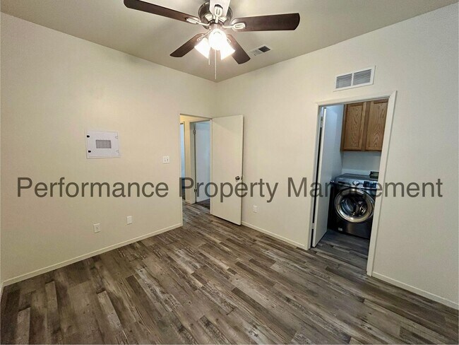 Building Photo - Gorgeous 3 Bed/2 Bath + Office Smart Home ...