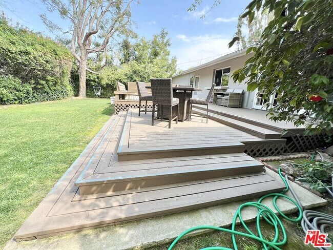 Building Photo - 22839 Oxnard St