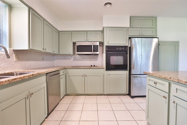 Building Photo - 606 Venice St