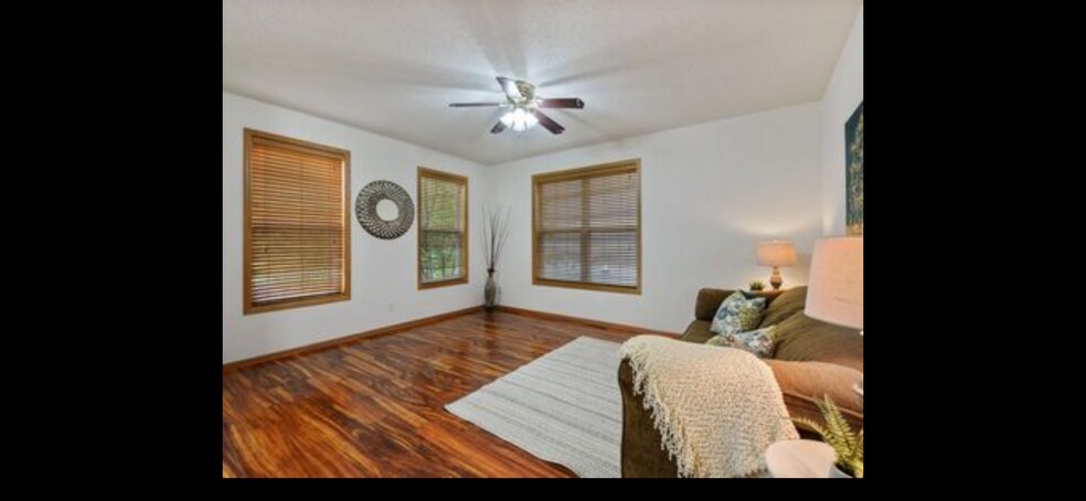 Building Photo - 10012 Iris Ln