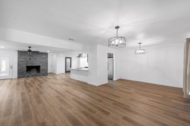 Building Photo - Fully Renovated Woodway Home