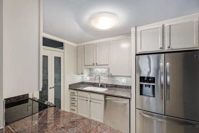 Building Photo - 111 E Chestnut St