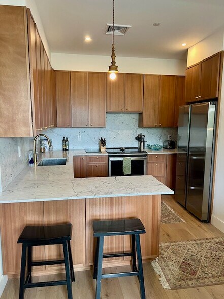 Island Dining Area - 259 Rutland Rd