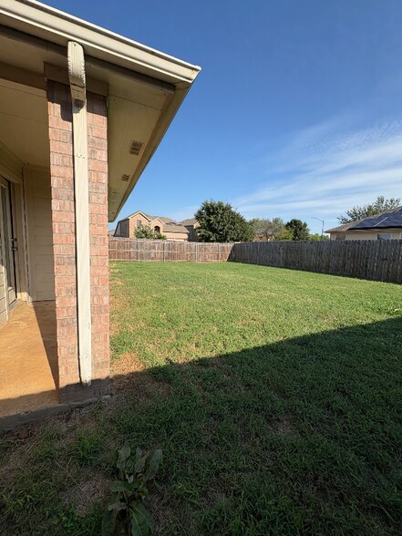 Building Photo - 400 Angler Dr