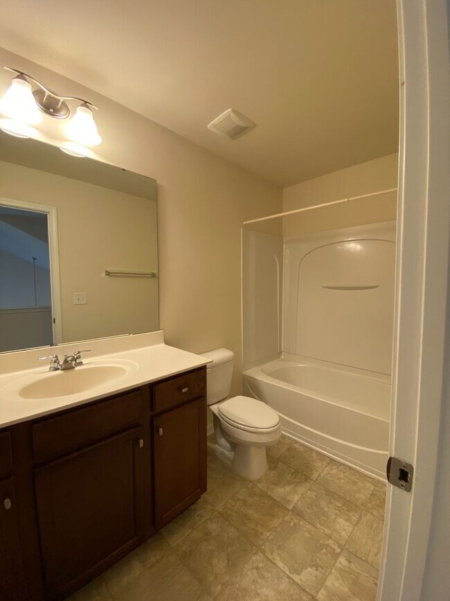 Building Photo - Beautiful 3 bed, 2.5 bath end unit townhome close to Duke!