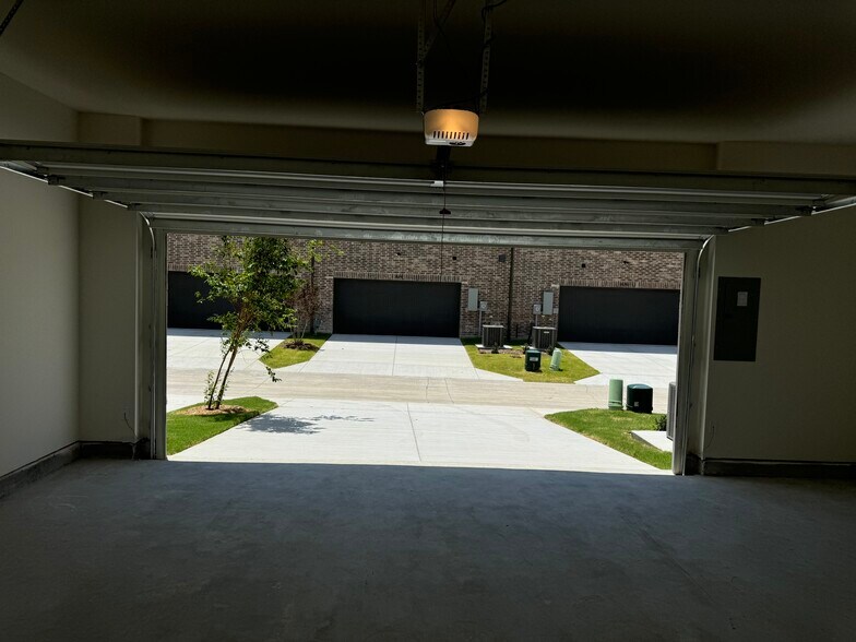 Building Photo - 2821 Jacaranda Dr