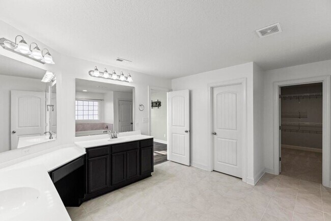 Building Photo - Gorgeous Home Offering Over 3000 HSF!