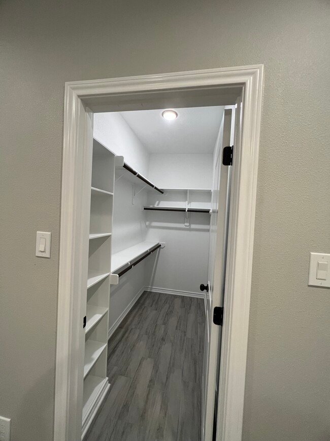 Building Photo - 409 Canal St