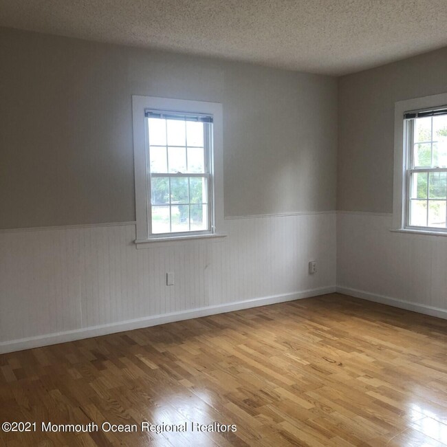 Building Photo - 497 Sycamore Ave