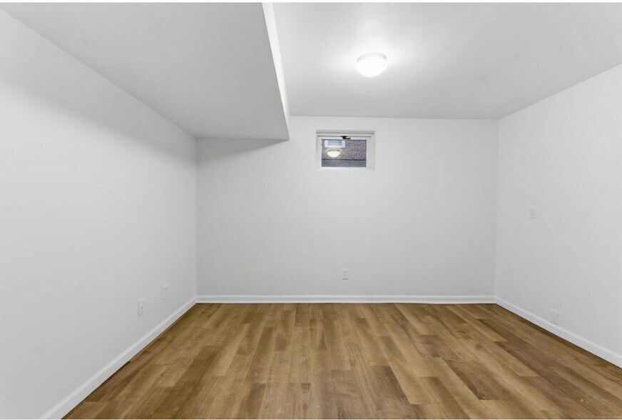 Building Photo - 1511 Crest Rd