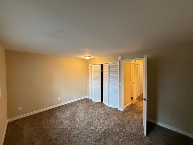 Building Photo - Sunnyside Duplex