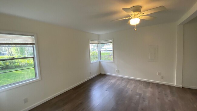 Building Photo - Spectacular Lakeview Home ~ 3 Bed or 2 Bed...
