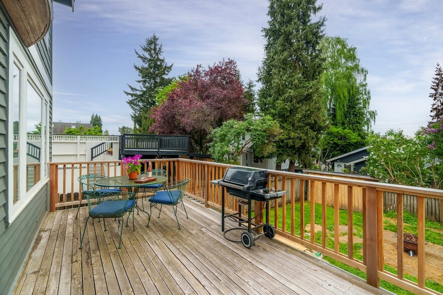Building Photo - 6033 McKinley Pl N