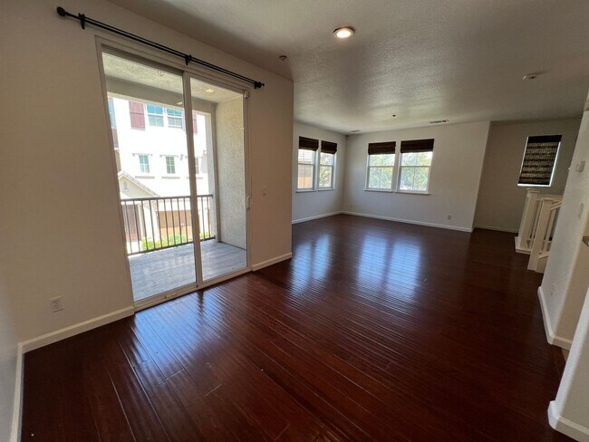 Building Photo - $4195-Beautiful Tri-level 3 Bed/2.5 Ba Townhome in Hampton Park/North San Jose