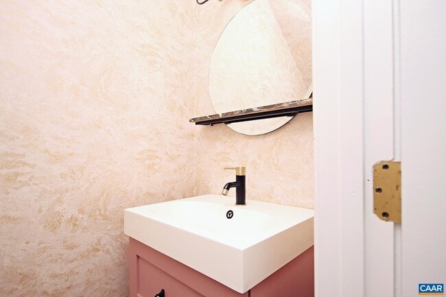 Building Photo - 211 Greentree Park