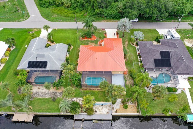 Building Photo - Port Charlotte Waterfront Pool Home - Grea...