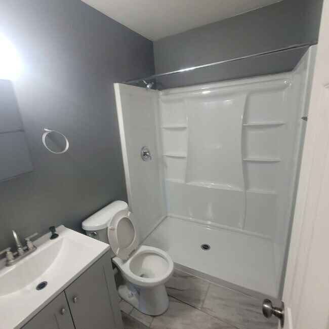 Building Photo - 2BR/1BA Garden Apartment $1200 Osborn/66th...