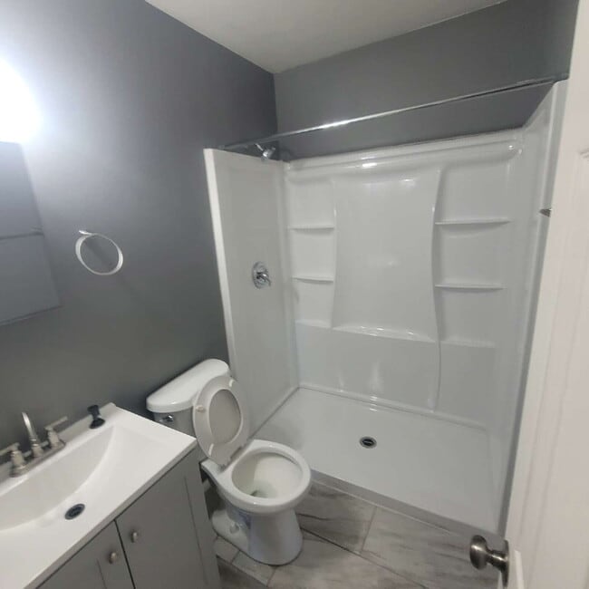 Building Photo - 2BR/1BA Garden Apartment $999 Osborn/66th St.