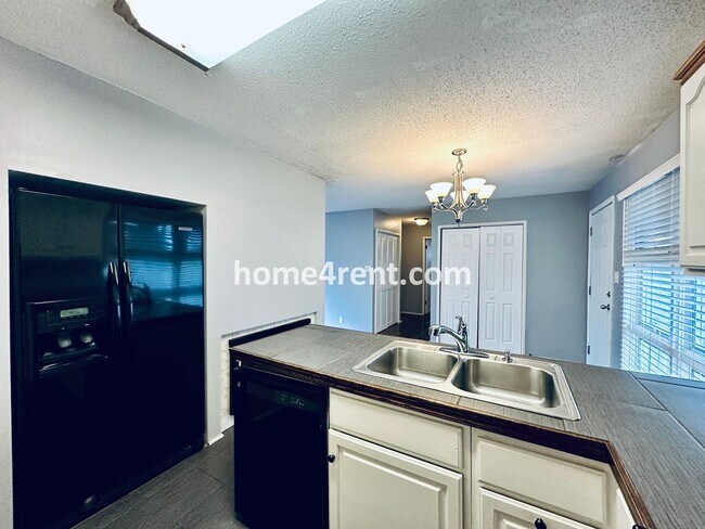 Building Photo - Charming Ranch Style, Prairie Village Home w/ a Fenced Yard, Updated Baths, and All Appliances In...