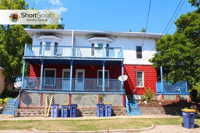 Building Photo - Updated 2 bed 1 bath townhome