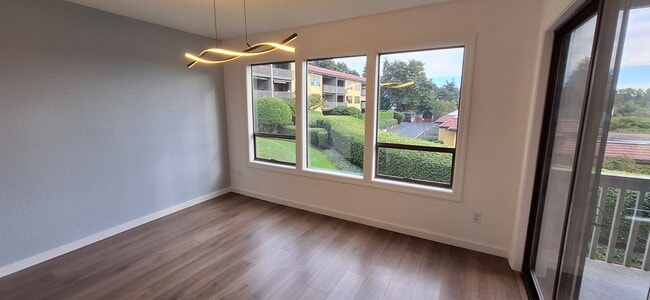 Building Photo - Luxurious 2-Bed, 2-Bath Condo with Spectacular Views and Designer Upgrades in Kirkland!!