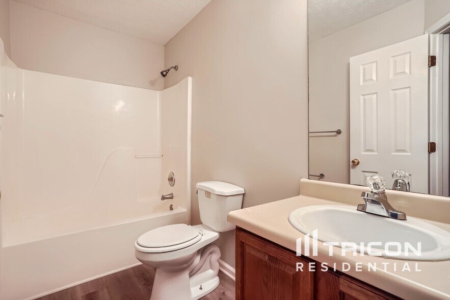 Building Photo - 930 Willow Hollow Dr