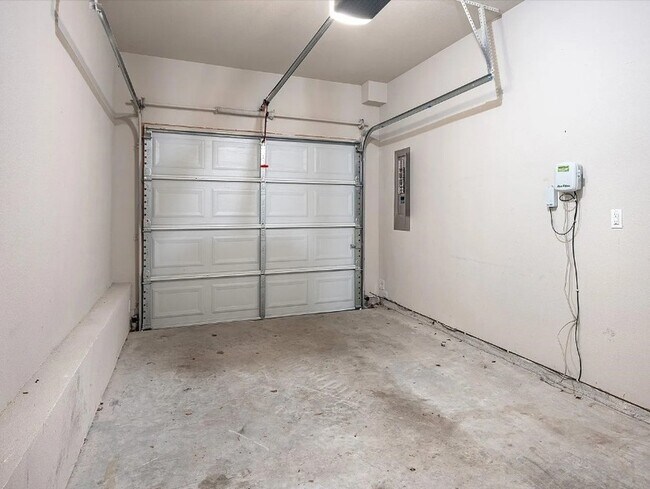 Building Photo - 117 Springtree St