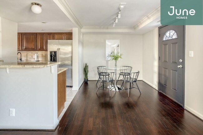 Building Photo - Queen room in 5-bed/2.5-bath Home