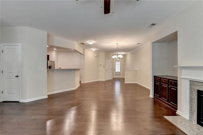 Building Photo - 2152 Greencrest Cir