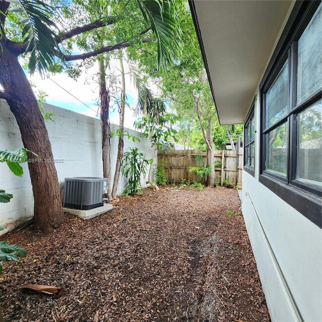 Building Photo - 1940 NE 31st Ct