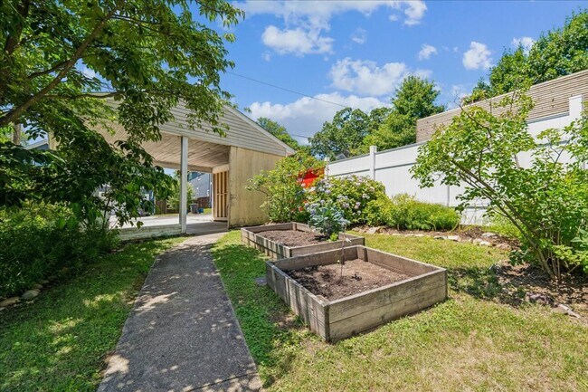 Building Photo - Cozy 3BE/2.5BA Colonial in Takoma Park with screened porch!
