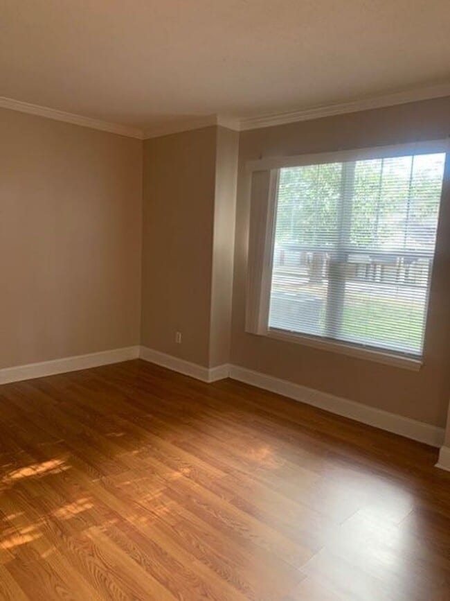 Building Photo - 2 bedroom 2 bath unit- Close to tanglewood!