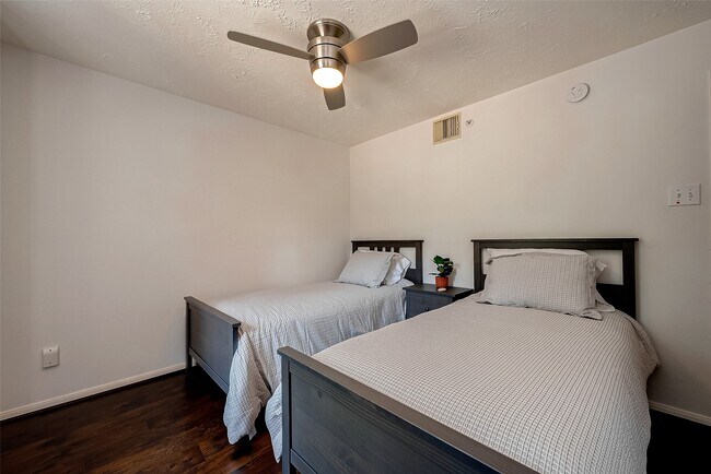 Building Photo - 8051 Bay Branch Dr