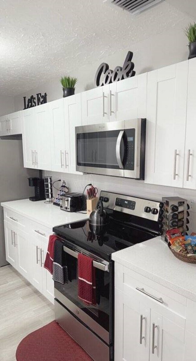 Building Photo - 1929 NE 26th St