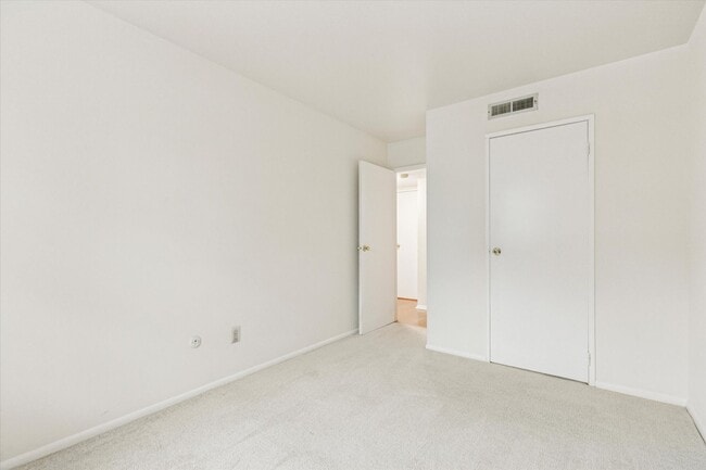 Building Photo - Lovely 2B/1B Unit in Gwynedd Club!