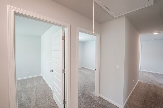 Building Photo - AVAILABLE NOW!