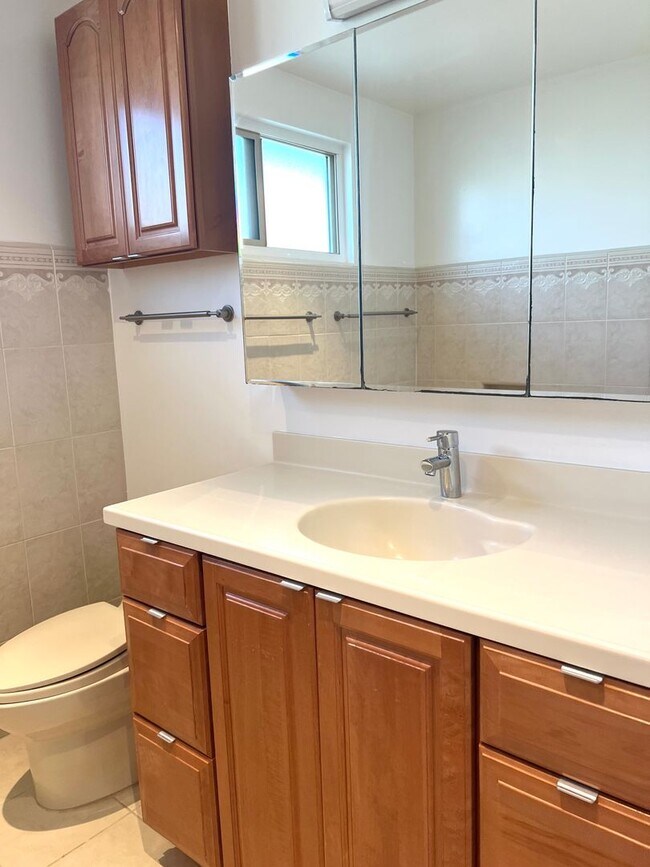 Building Photo - Sparkling 2 Bedroom 1.5 Bath - Nicely upda...