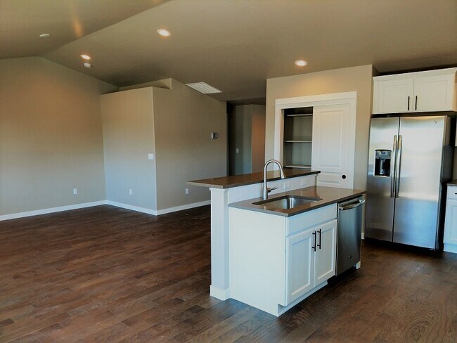 Building Photo - 6 MONTH LEASE AGREEMENT!
