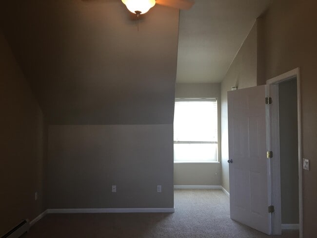 Building Photo - 441 Country Club Ln