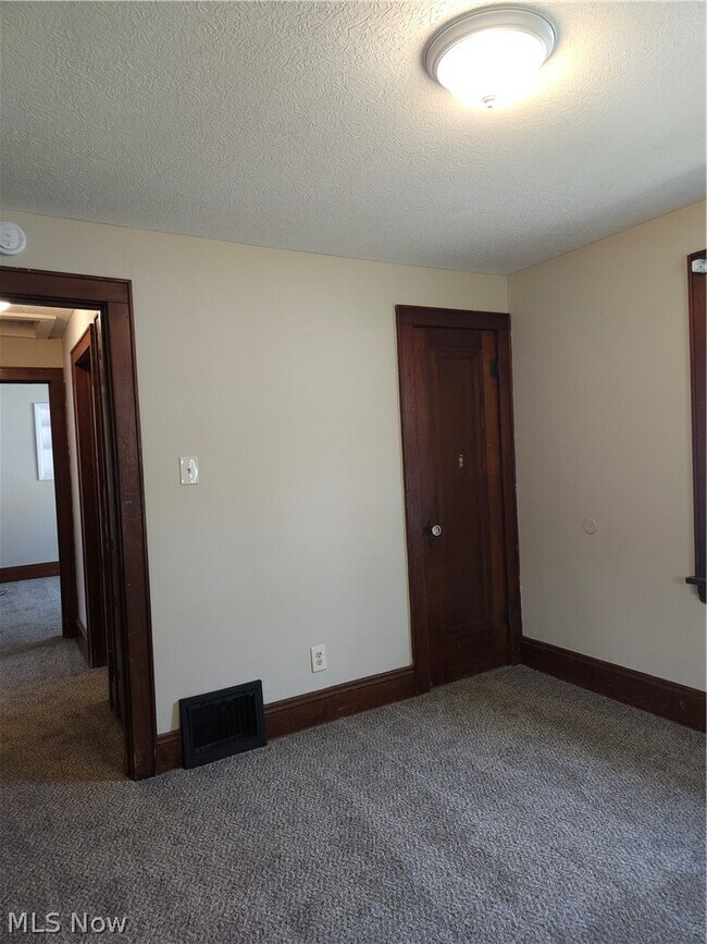 Building Photo - 578 Plum Ave