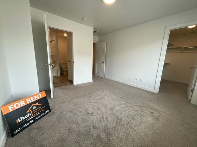 Building Photo - 4 Bedroom 3 Bath 2200 Sq ft Home 2 Car Garage.